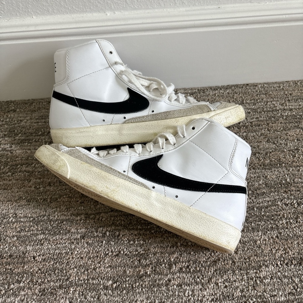 Nike Women's Blazer Mid 77 Shoes